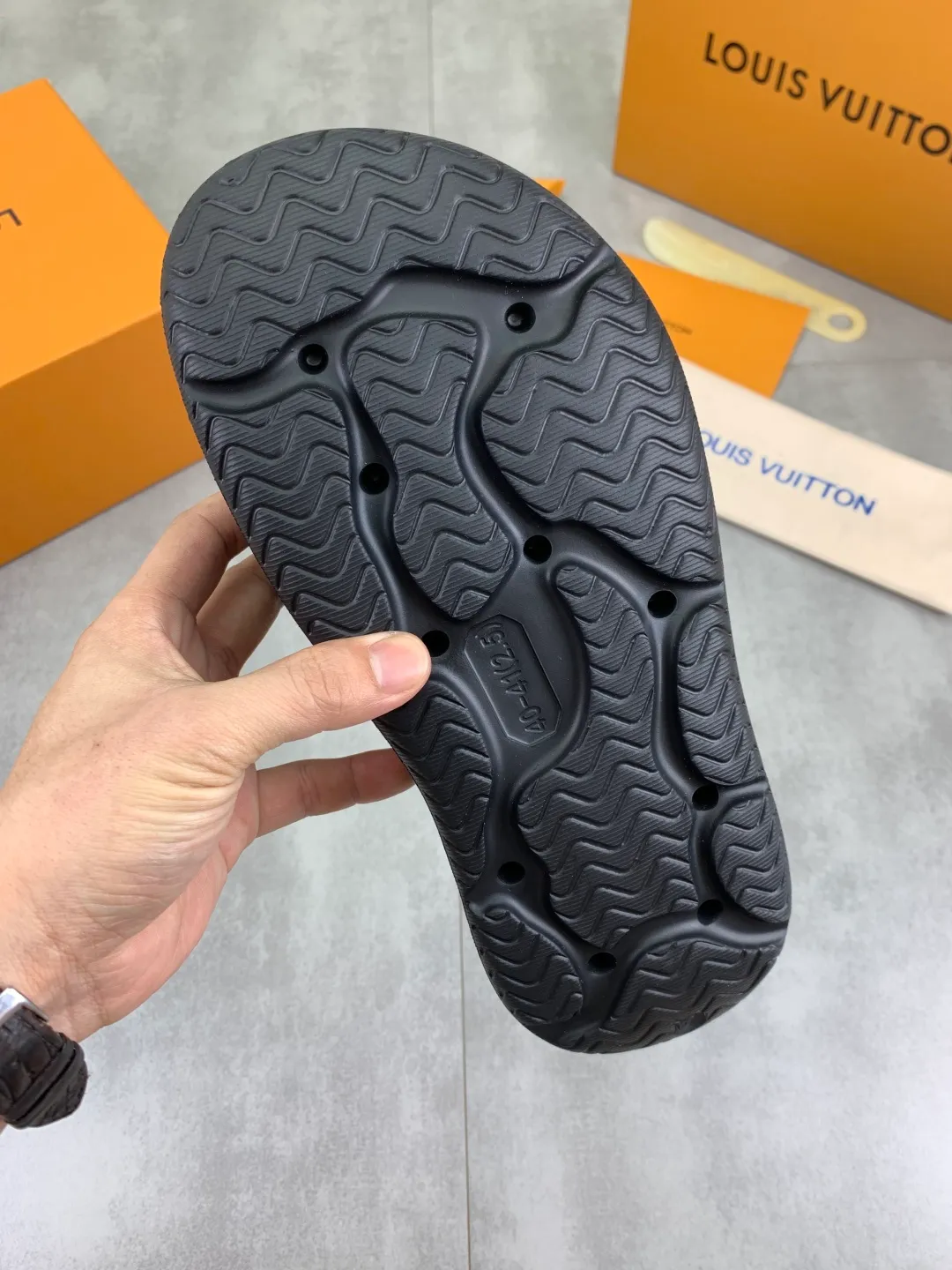 Men's shoes 💰P320💰【New style】🆘 Original quality 【LOUIS VUITTON】The popular Louis Vuitton LV men's slippers on the official website are on sale simultaneously! Original fabric imported from Italy. Original bottom provided by the original factory. Number of yards: 38-44 (customized to 45). Multiple colors to choose from. Fully packaged drawer box.